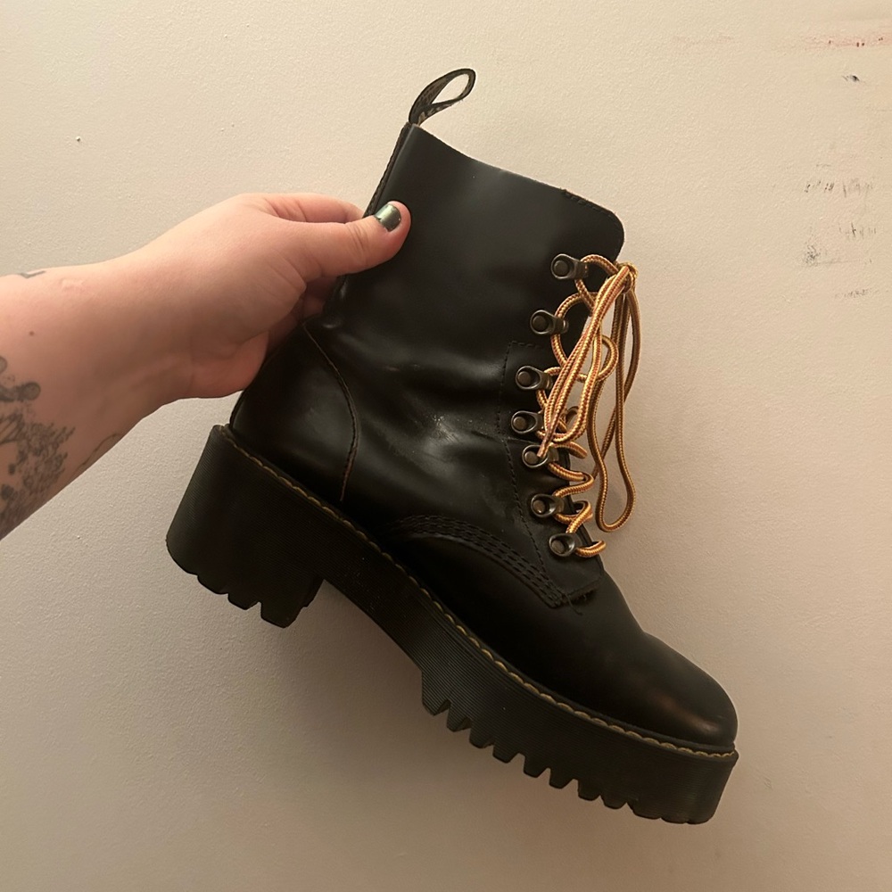 Dr. Martens - Leona Boot 11